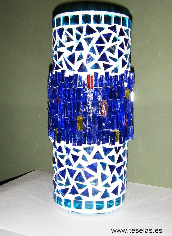 39-decoracion-de-un-florerojarron-de-cristal-con-mosaico-de-vid-Gus-florero-jarron-decorado-com-mosaico-de-vidrio